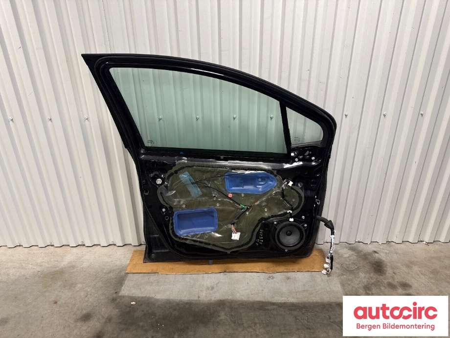Dør venstre foran til Toyota Yaris 2012-2014 (Type III, Fase 1)  (TOYOTA|670020D500|670020D230|)