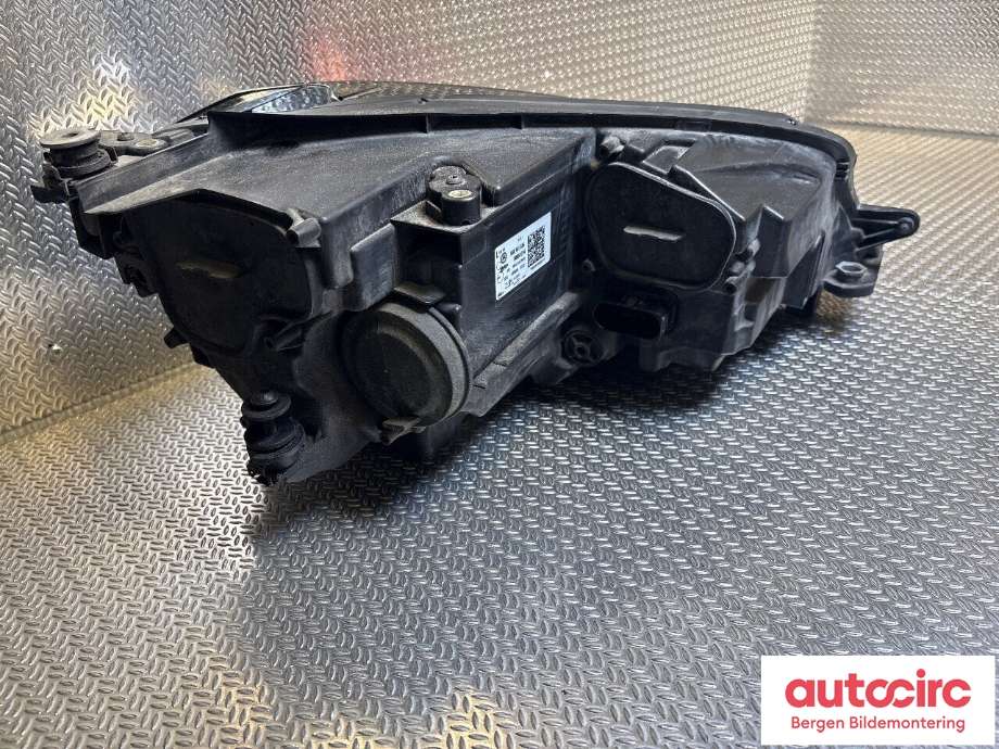 Frontlykt venstre halogen til VW e-Golf 2014-2017 (Fase 1)  (VOLKSWAGEN|5GE 941 773|)