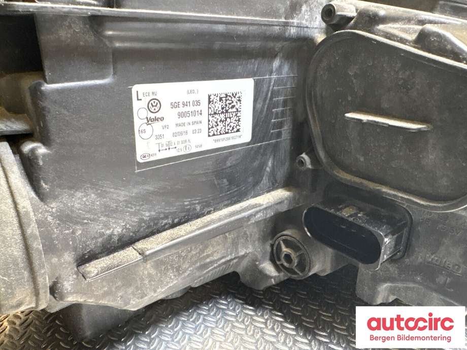 Frontlykt venstre halogen til VW e-Golf 2014-2017 (Fase 1)  (VOLKSWAGEN|5GE 941 773|)