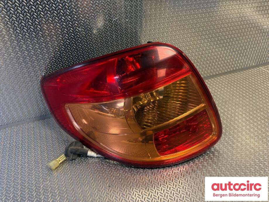 Baklykt venstre til Suzuki SX4 2006-2009 (Type I, Fase 1)  (SUZUKI|35670-79J00-000|35670-79J00|)