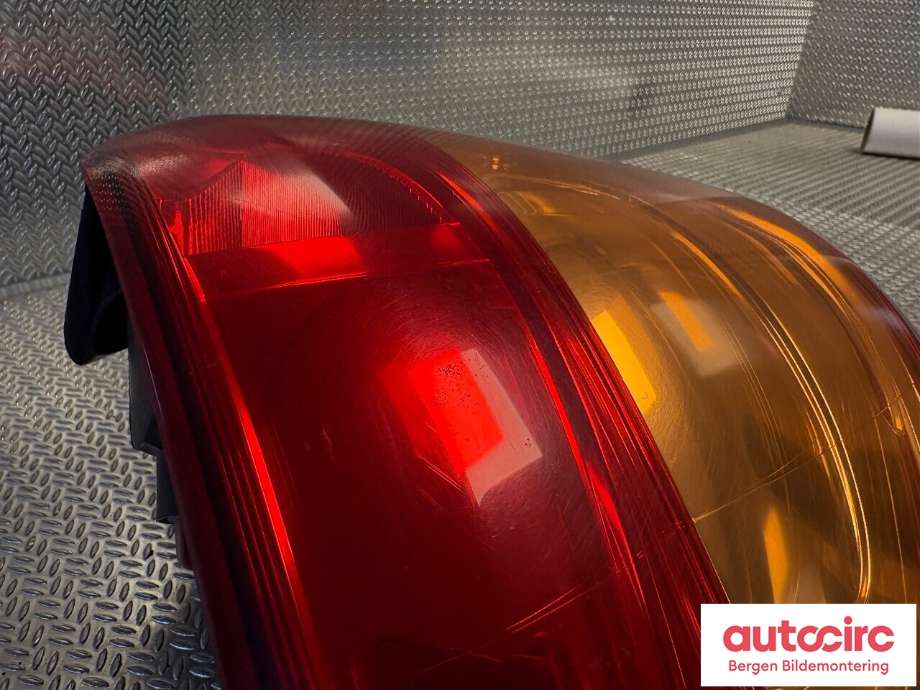 Baklykt venstre til Suzuki SX4 2006-2009 (Type I, Fase 1)  (SUZUKI|35670-79J00-000|35670-79J00|)