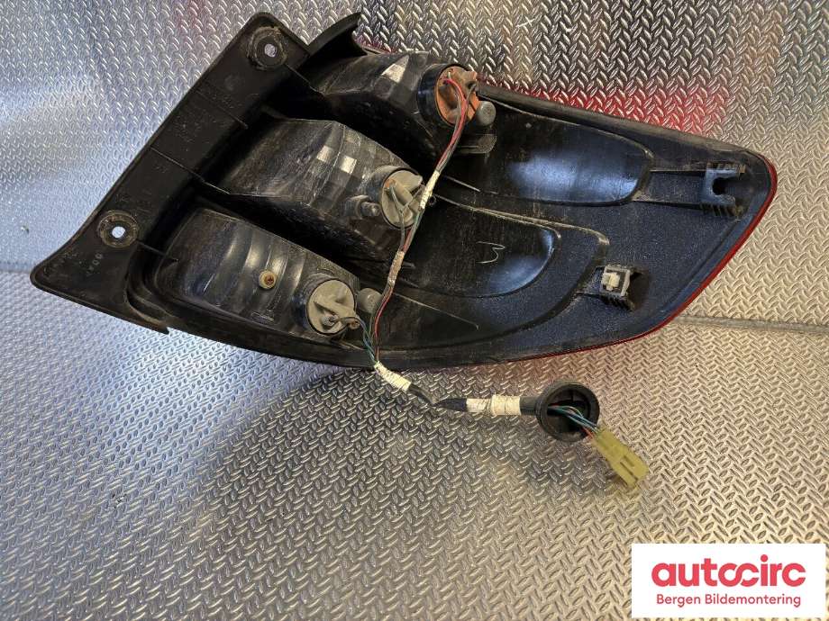Baklykt venstre til Suzuki SX4 2006-2009 (Type I, Fase 1)  (SUZUKI|35670-79J00-000|35670-79J00|)