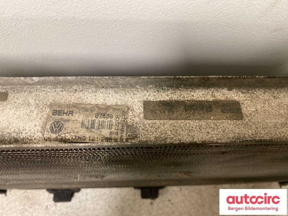 Radiator (automat gir) til VW Transporter / Caravelle 2003-2009 (Fase 1) (T5) (T5) (VOLKSWAGEN|7H0 121 253 J|)