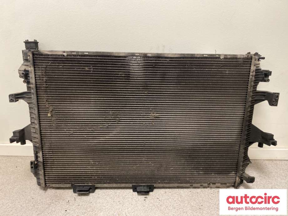Radiator (automat gir) til VW Transporter / Caravelle 2003-2009 (Fase 1) (T5) (T5) (VOLKSWAGEN|7H0 121 253 J|)
