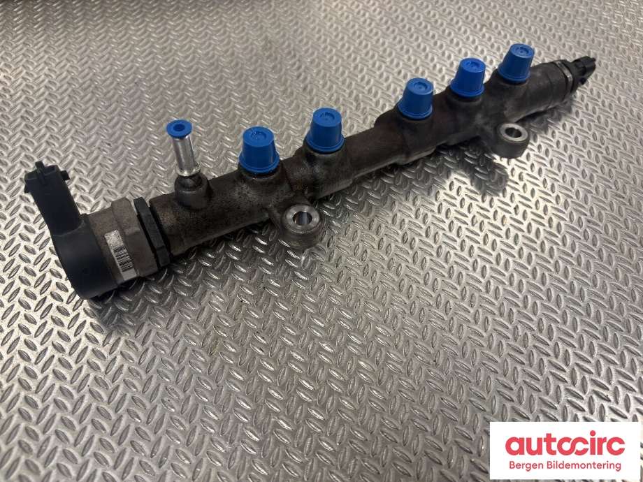 Dyseskinne (fuelrail) til Jaguar XE 2015-->>  (JAGUAR|AJ813370|)