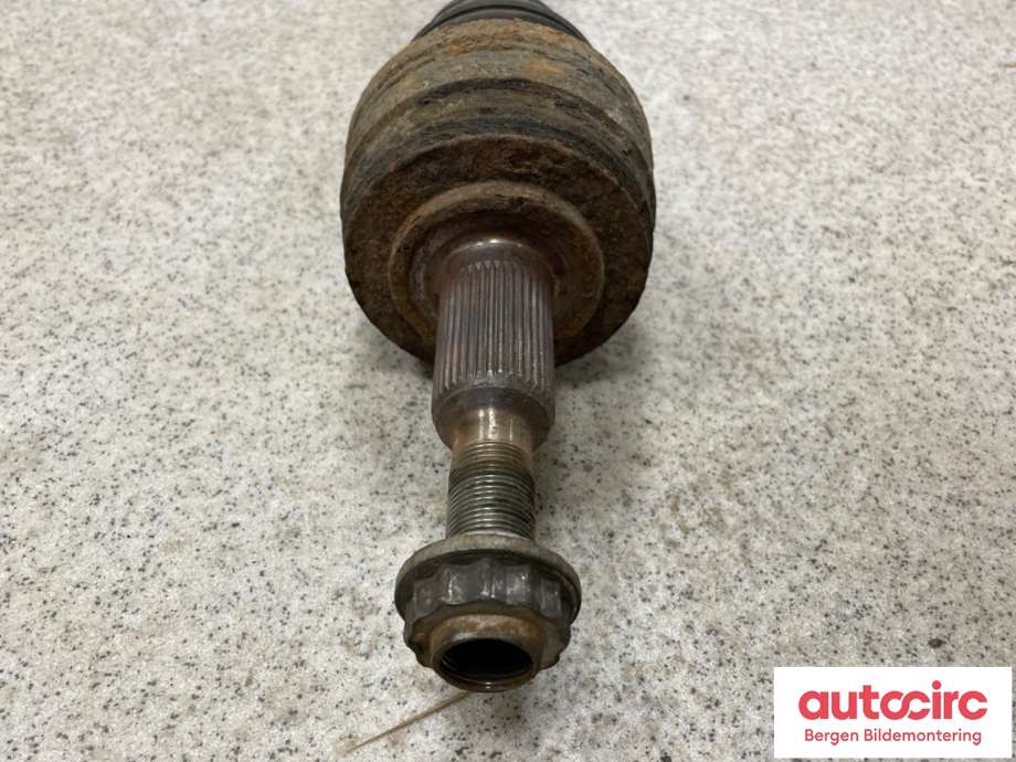 Drivaksel venstre bak til VW Transporter / Caravelle 2009-2015 (Fase 2) (T5) (T5) (VOLKSWAGEN|7E0 501 201 B|)