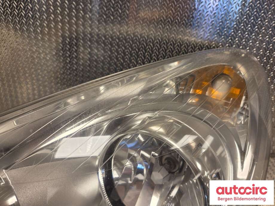 Frontlykt venstre halogen til Opel Corsa D 2006-2014  (OPEL|93189357|)