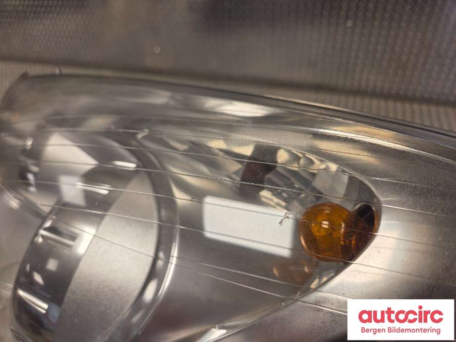 Frontlykt venstre halogen til Opel Corsa D 2006-2014  (OPEL|93189357|)