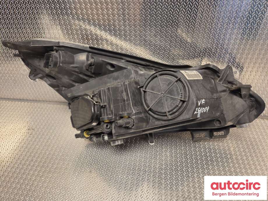 Frontlykt venstre halogen til Opel Corsa D 2006-2014  (OPEL|93189357|)