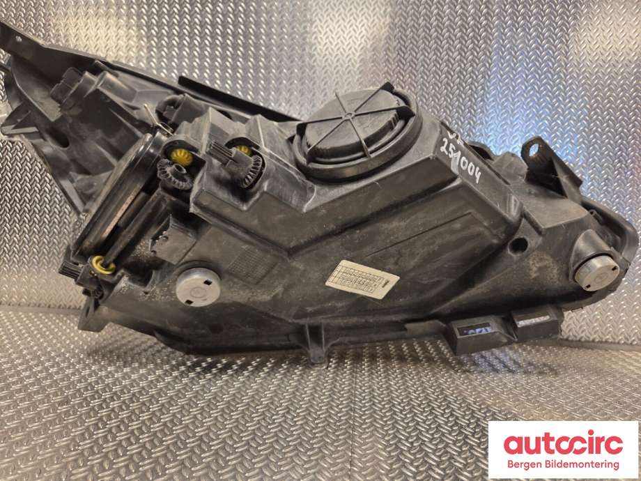 Frontlykt venstre halogen til Opel Corsa D 2006-2014  (OPEL|93189357|)