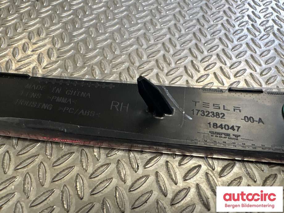 Refleksplate til Tesla Model 3 2018-2023 (Fase 1)  (1732382-00-A||1077407-00-F)
