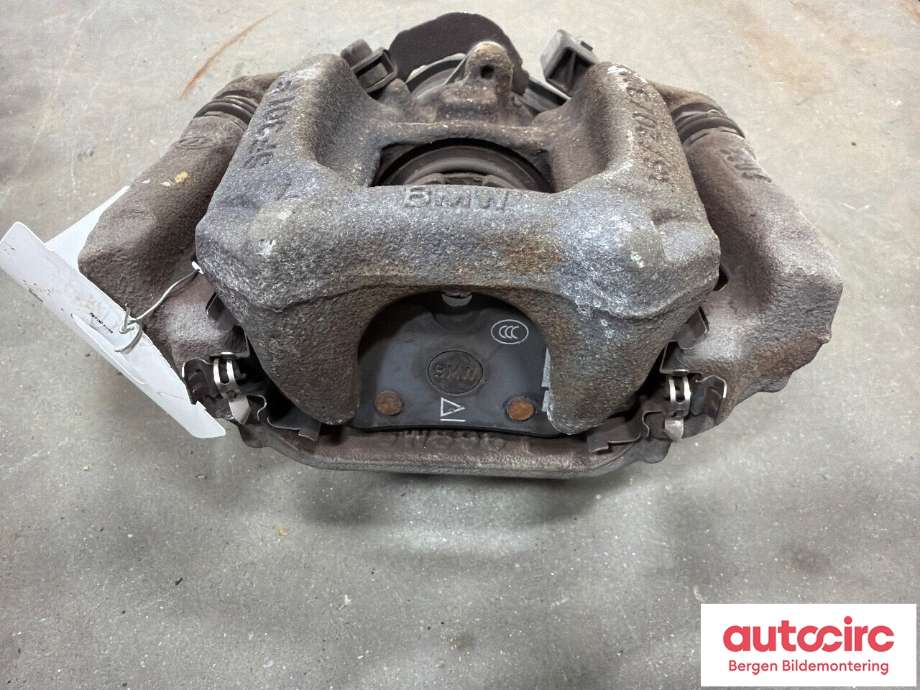 Bremsecaliper venstre bak til BMW X1 2022-->> (U11) (U11) (BMW|34 20 8 837 125|34 20 8 837 109|)