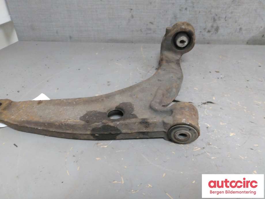 Bærebru høyre foran nedre til VW Transporter / Caravelle 2003-2009 (Fase 1) (T5) (T5) (VOLKSWAGEN|7H0 407 152 F|)