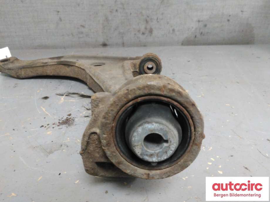 Bærebru venstre foran nedre til VW Transporter / Caravelle 2003-2009 (Fase 1) (T5) (T5) (VOLKSWAGEN|7H0 407 151 F|)