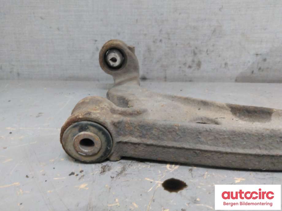 Bærebru venstre foran nedre til VW Transporter / Caravelle 2003-2009 (Fase 1) (T5) (T5) (VOLKSWAGEN|7H0 407 151 F|)