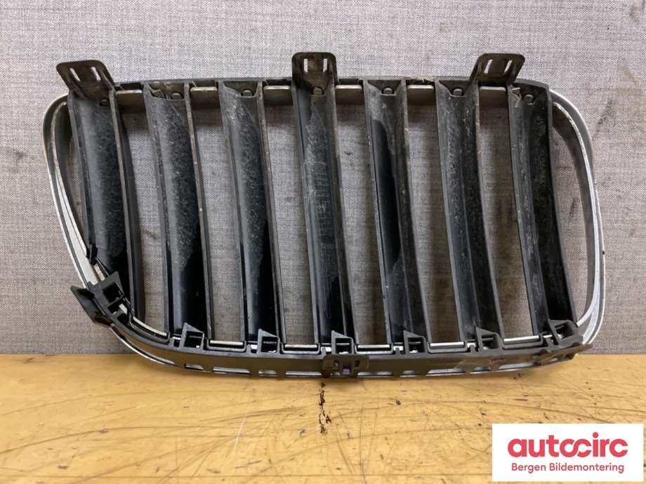 Grill venstre til BMW X3 2007-2010 (Fase 2) (E83) (E83) (BMW|51 11 3 420 087|)