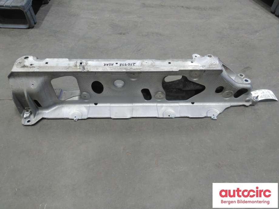 Motorfeste til BMW X1 2022-->> (U11) (U11) (BMW|22 11 8 869 834|22 11 8 856 242)