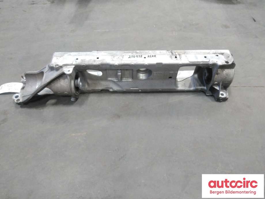 Motorfeste til BMW X1 2022-->> (U11) (U11) (BMW|22 11 8 869 834|22 11 8 856 242)