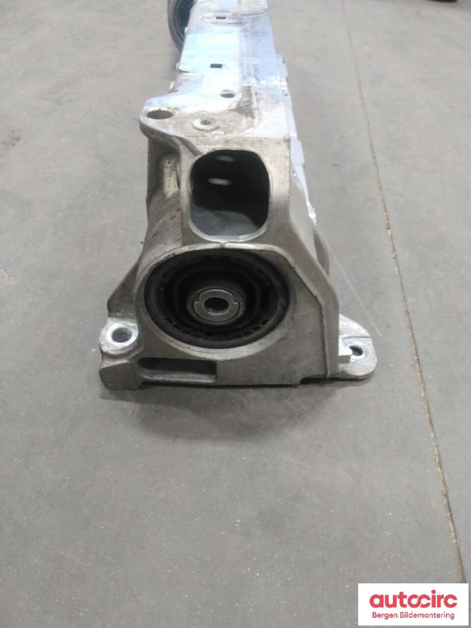 Motorfeste til BMW X1 2022-->> (U11) (U11) (BMW|22 11 8 869 834|22 11 8 856 242)