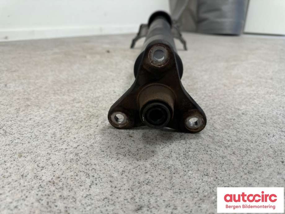 Mellomaksel til BMW 5-Serie 2010-2017 (F10/F11) (F10/F11) (BMW|26 10 7 614 677|)