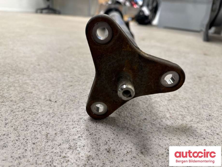 Mellomaksel til BMW 5-Serie 2010-2017 (F10/F11) (F10/F11) (BMW|26 10 7 614 677|)