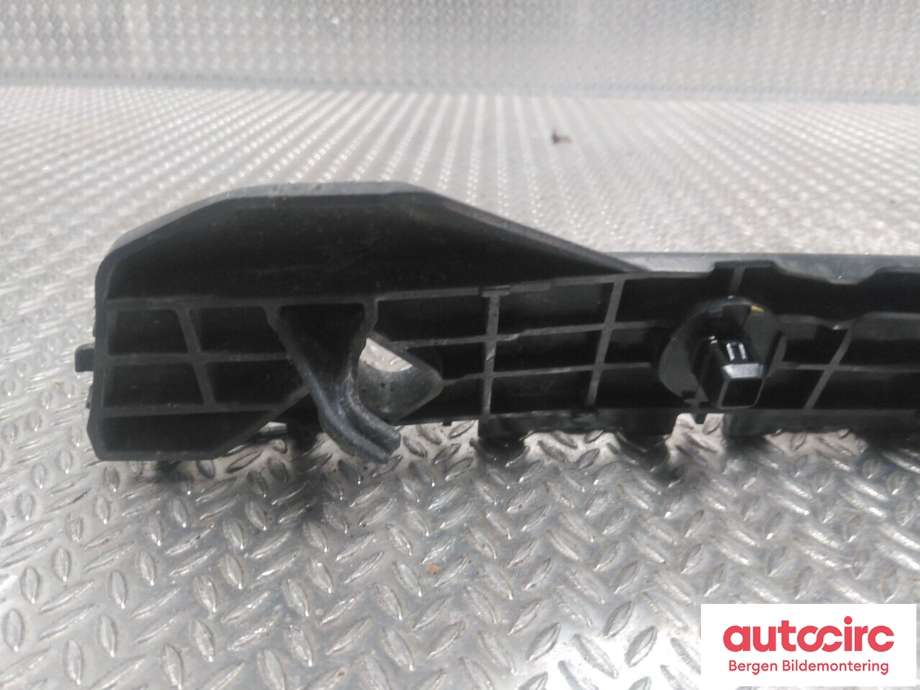 Diverse deler til Toyota Yaris 2014-2020 (Type III, Fase 2)  (TOYOTA|525760D450|)