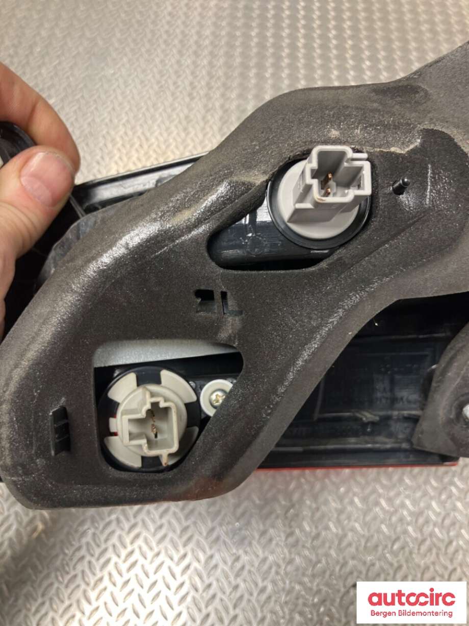 Baklykt venstre indre til Subaru Legacy 2009-2015  (SUBARU|84912AJ261|)