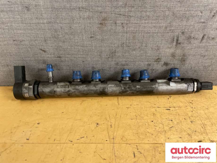Dyseskinne (fuelrail) til BMW X3 2007-2010 (Fase 2) (E83) (E83) (BMW|13 53 7 800 601|7 809 128 01)