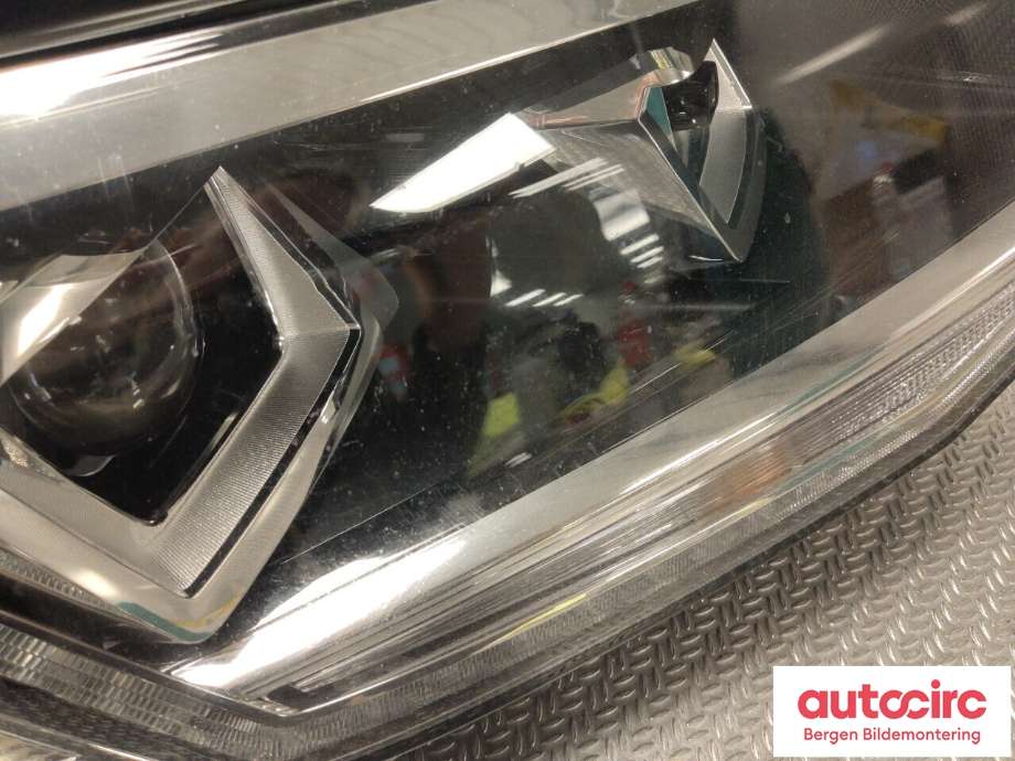 Frontlykt høyre halogen til VW Caddy 2015-2020 (Type III, Fase 3)  (VOLKSWAGEN|)