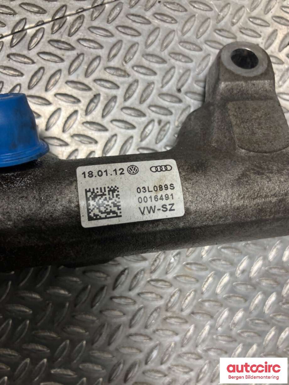 Dyseskinne (fuelrail) til VW Passat 2011-2015 (B7) (B7) (VOLKSWAGEN|03L 130 089 AA|)