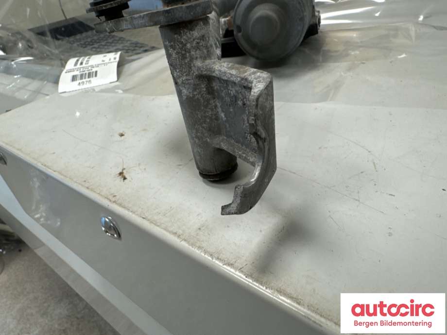 Viskermotor frontrute til BMW X3 2010-2017 (F25) (F25) (BMW|61 61 7 213 275|)