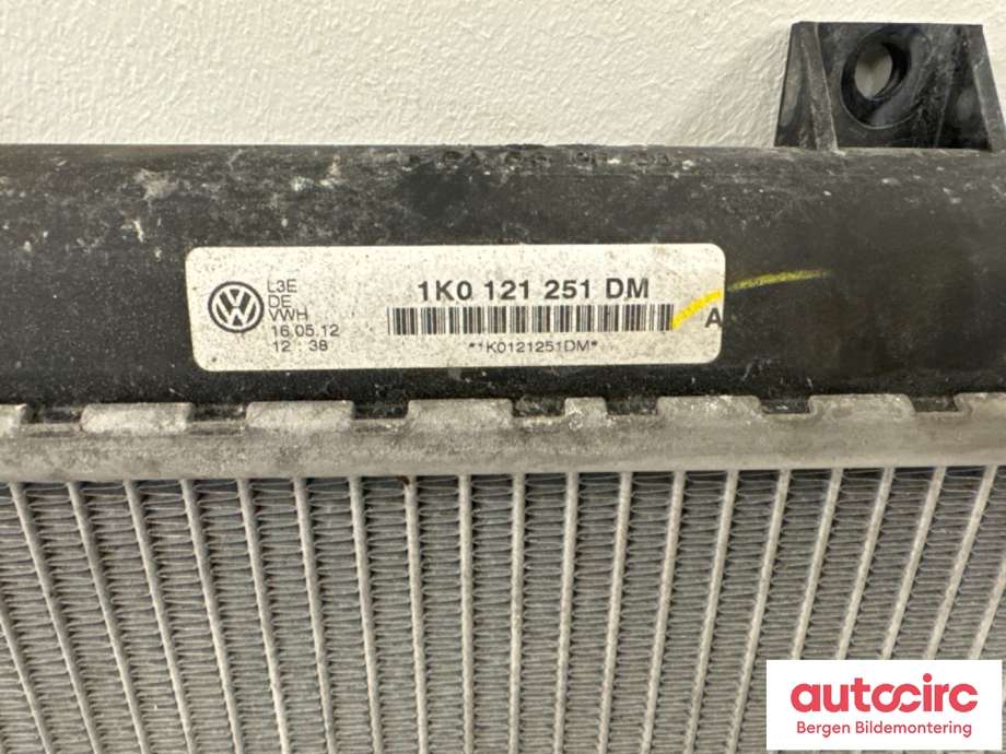 Radiator (manuell gir) til VW Touran 2010-2015 (Type I, Fase 3)  (VOLKSWAGEN|1K0 121 251 DM|)