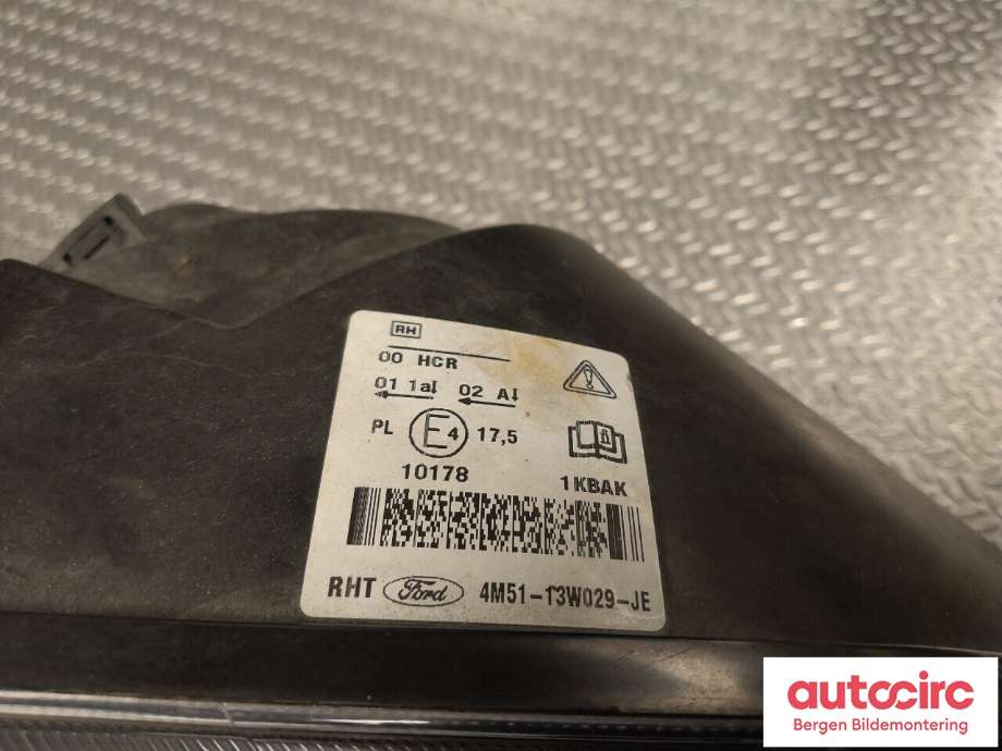Frontlykt høyre halogen til Ford Focus 2004-2007 (Type II, Fase 1)  (FORD|4M51-13099-JD|1480985|)