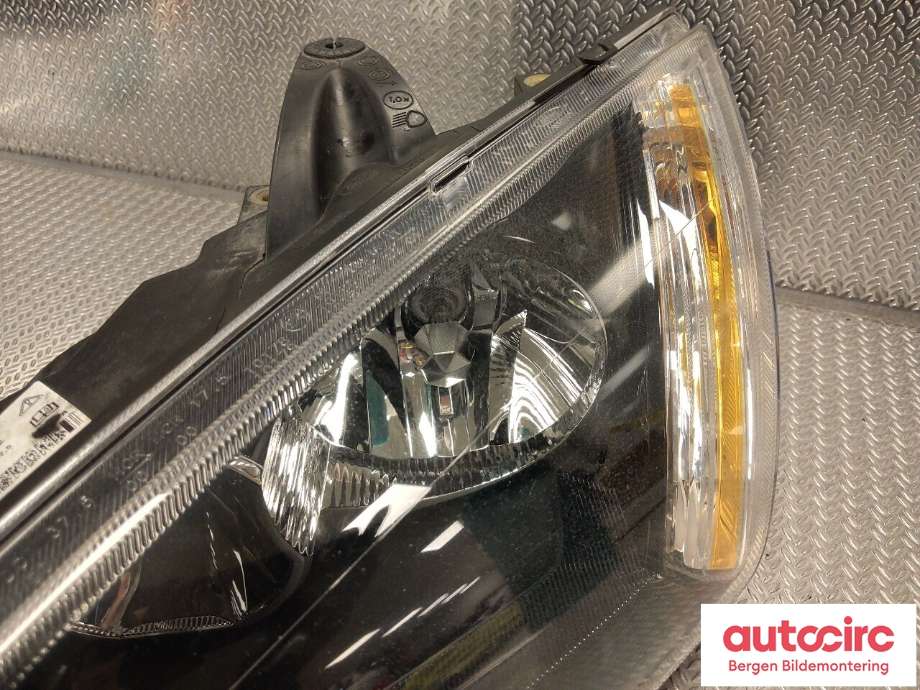 Frontlykt venstre halogen til Ford Focus 2004-2007 (Type II, Fase 1)  (FORD|4M51-13101-JD|1480996|)