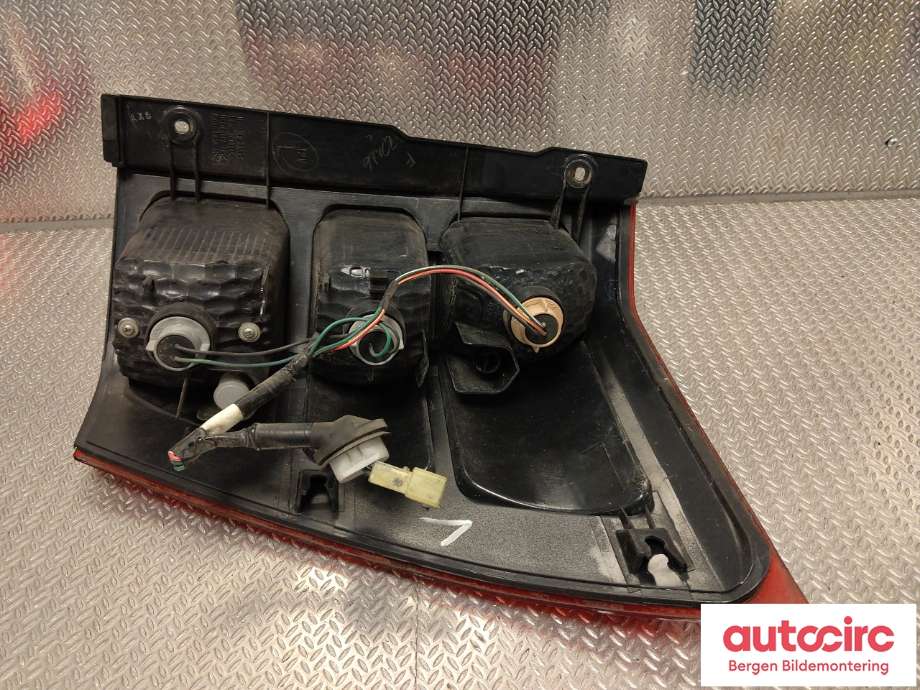 Baklykt venstre til Suzuki Grand Vitara 2005-2015 (Type III)  (SUZUKI|35670-65J11|)