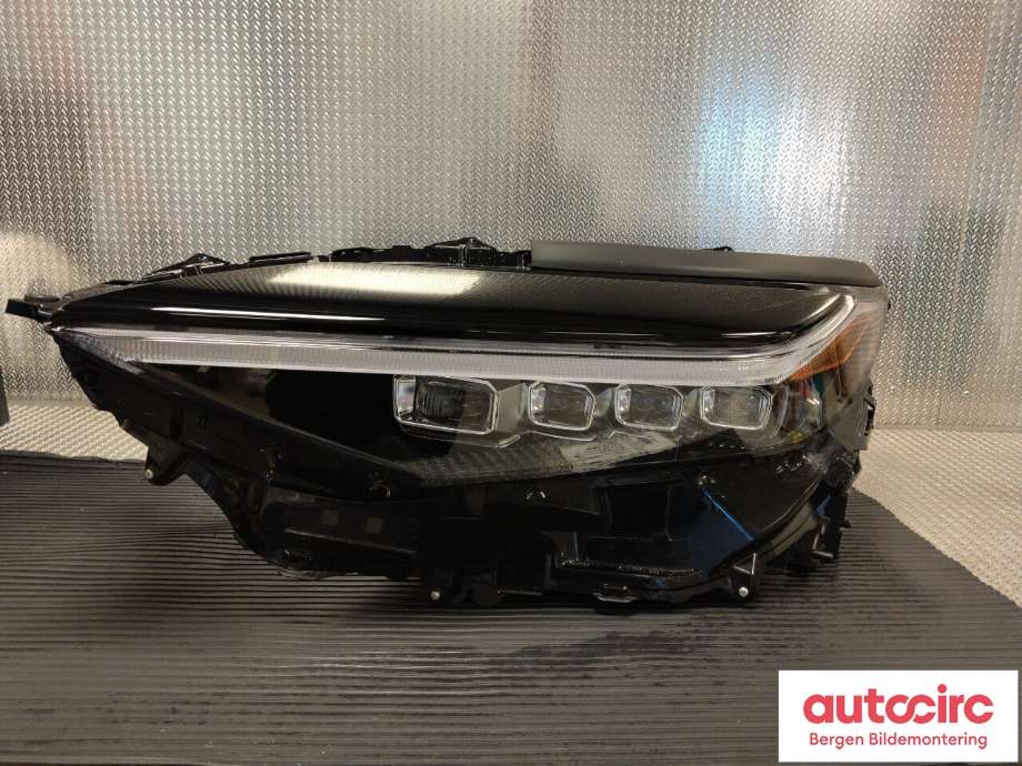Frontlykt venstre halogen til Toyota bZ4X 2022-->> (TOYOTA|8118542F20|8110B42D00|5270342010)