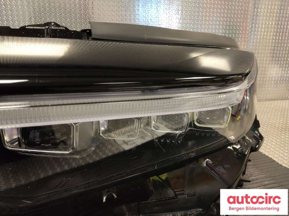 Frontlykt venstre halogen til Toyota bZ4X 2022-->> (TOYOTA|8118542F20|8110B42D00|5270342010)