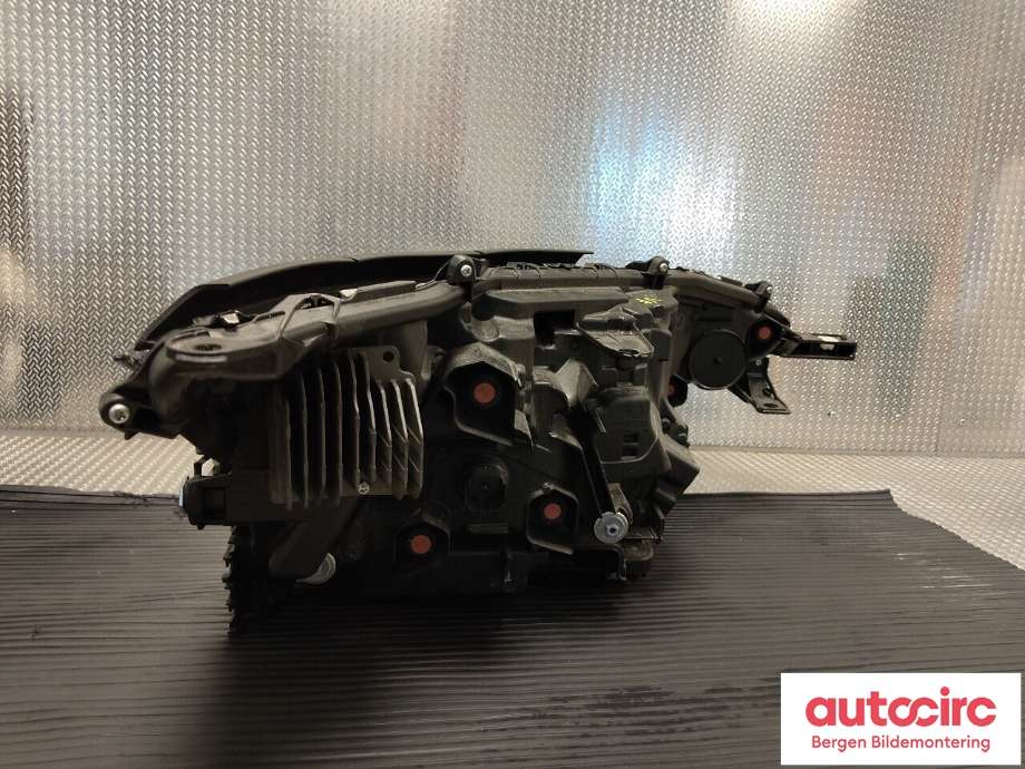 Frontlykt venstre halogen til Toyota bZ4X 2022-->> (TOYOTA|8118542F20|8110B42D00|5270342010)