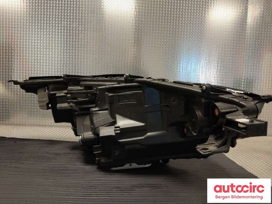 Frontlykt venstre halogen til Toyota bZ4X 2022-->> (TOYOTA|8118542F20|8110B42D00|5270342010)