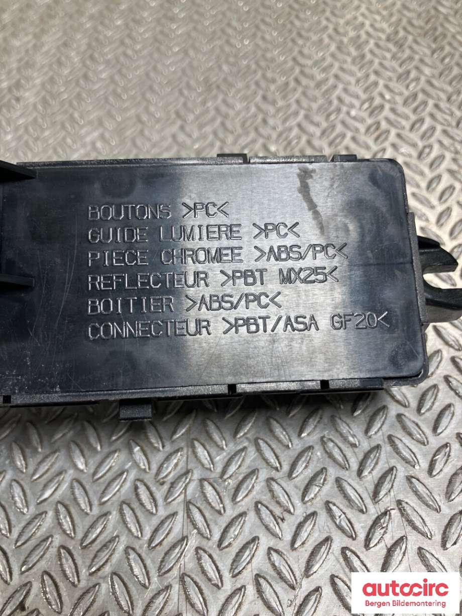 Bryter nødblink til Peugeot 5008 2010-2017 (Type I)  (PEUGEOT|6490EA||96 638 426 XT)