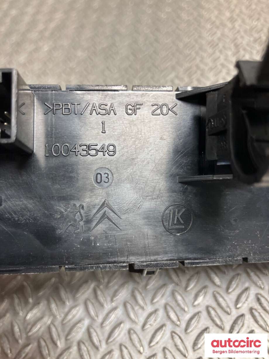 Bryter nødblink til Peugeot 5008 2010-2017 (Type I)  (PEUGEOT|6490EA||96 638 426 XT)