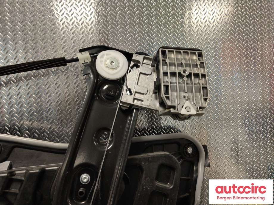 Ruteheis til Tesla Model Y 2021-2024 (Type I)  (TESLA|1526800-00-D|1526804-00-C|)