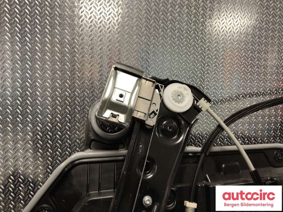 Ruteheis til Tesla Model Y 2021-2024 (Type I)  (TESLA|1526800-00-D|1526804-00-C|)