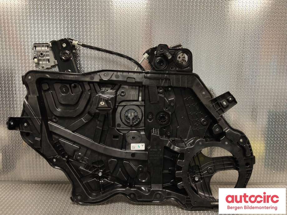 Ruteheis til Tesla Model Y 2021-2024 (Type I)  (TESLA|1526800-00-D|1526804-00-C|)