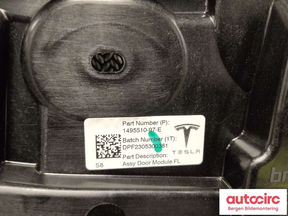 Ruteheis til Tesla Model Y 2021-2024 (Type I)  (TESLA|1526800-00-D|1526804-00-C|)
