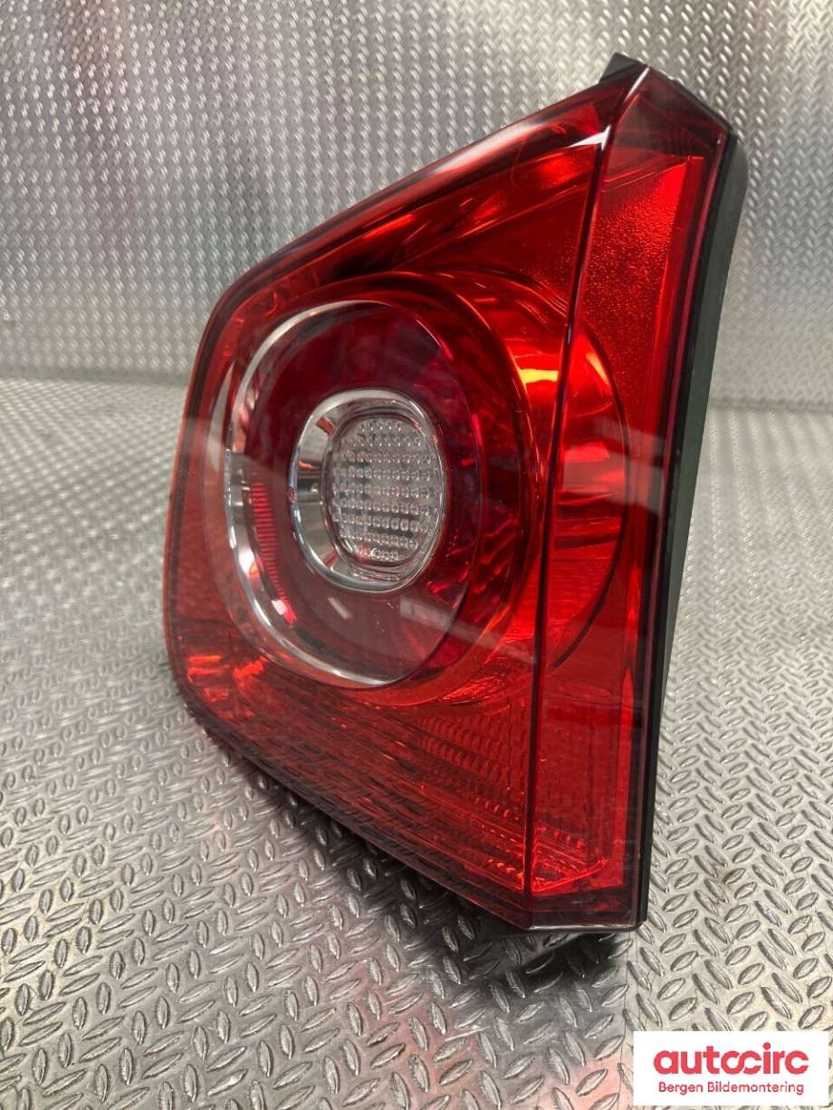 Baklykt høyre indre til VW Tiguan 2007-2011 (Type I, Fase 1)  (VOLKSWAGEN|5N0 945 094 B|)