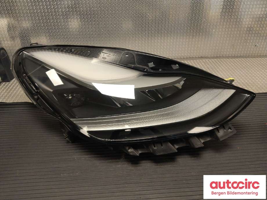 Frontlykt høyre halogen til Tesla Model Y 2021-2024 (Type I) (TESLA|1514953-00-D|)