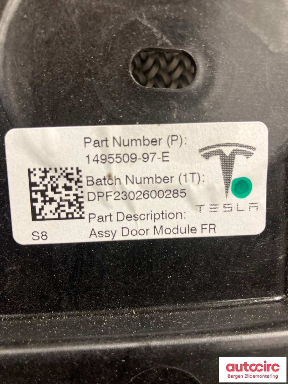 Ruteheis til Tesla Model Y 2021-2024 (Type I)  (TESLA|1526801-00-D|1526805-00-C|)