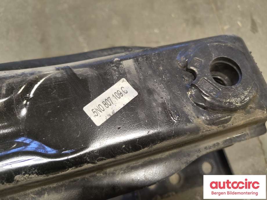 Støtfangerforsterkning foran til VW Tiguan 2007-2011 (Type I, Fase 1)  (VOLKSWAGEN|5N0 807 109 C|5N0 807 109 J|)