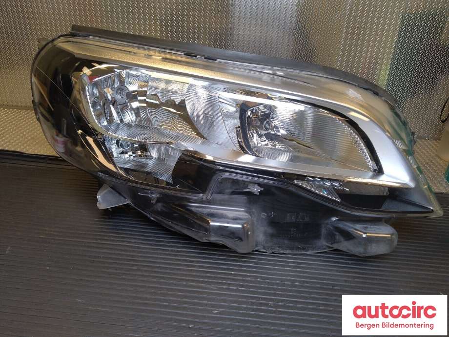 Frontlykt høyre halogen til Peugeot Expert 2016-->> (Type III) (PEUGEOT|98 085 725 80|)